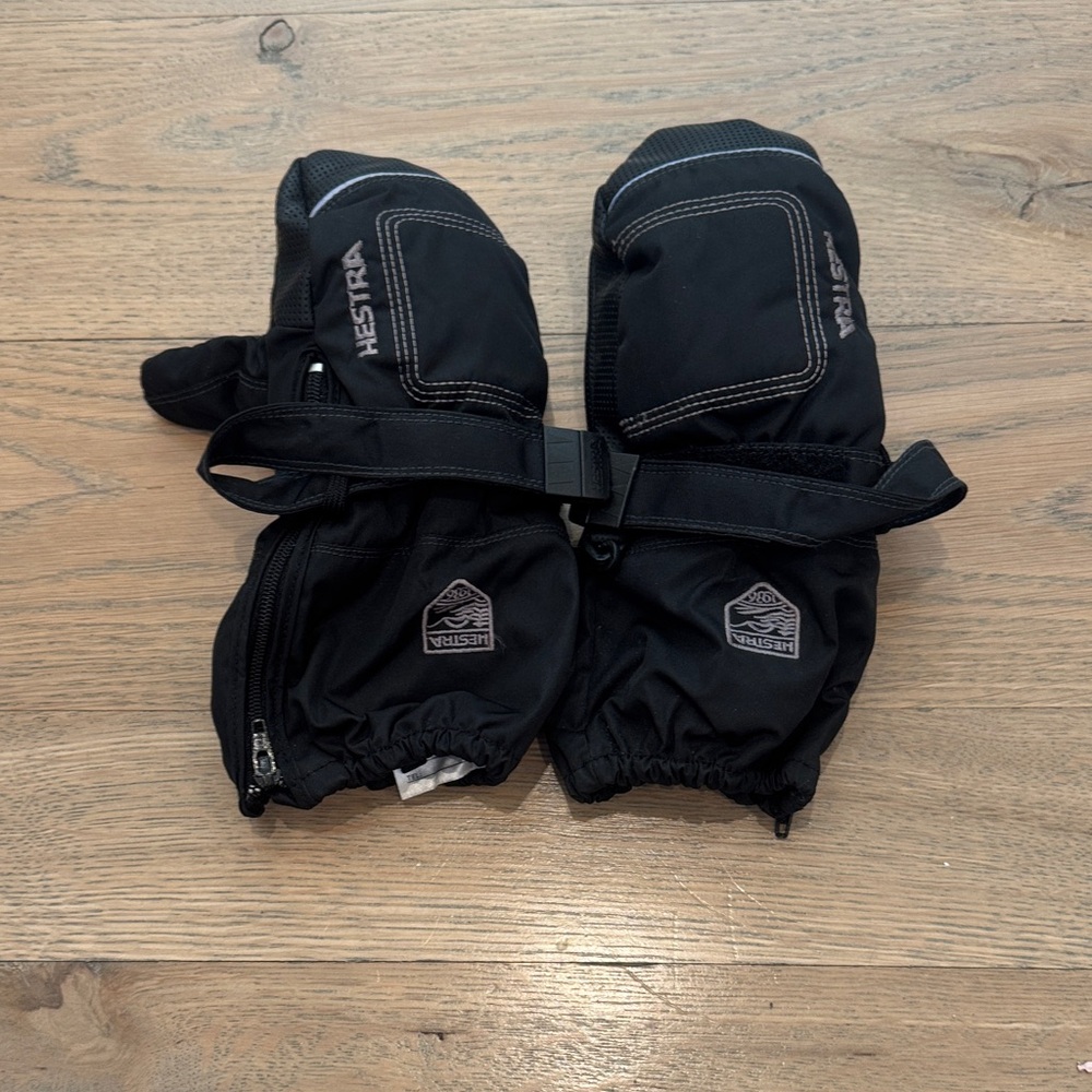 Hestra Black Insulated Mittens size 4 kids ski gloves
